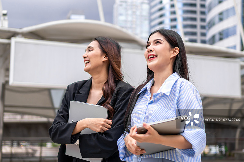 亚洲女商人自信地在户外工作图片素材