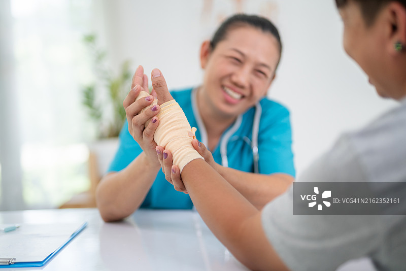 骨科医生或外科医生检查手部麻木的病人特写。腕管综合征中的手腕疼痛图片素材
