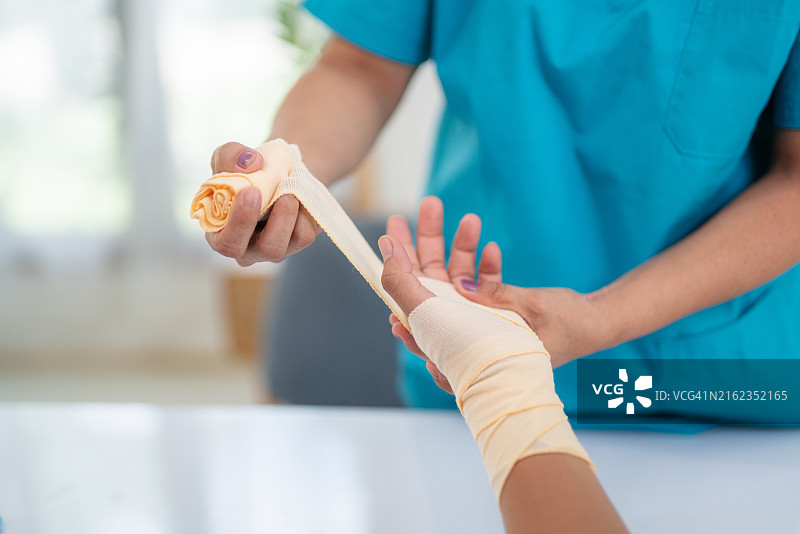 骨科医生或外科医生检查手部麻木的病人特写。腕管综合征中的手腕疼痛图片素材