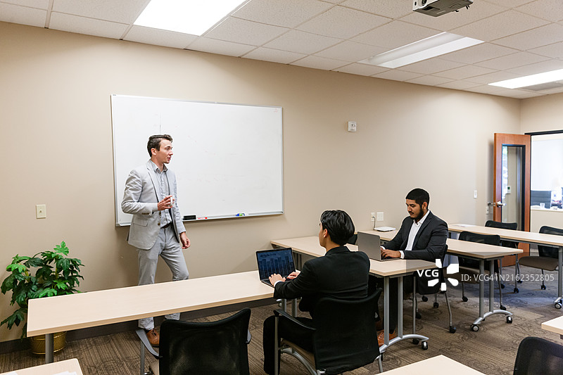 办公室里的商业策略会议演示图片素材