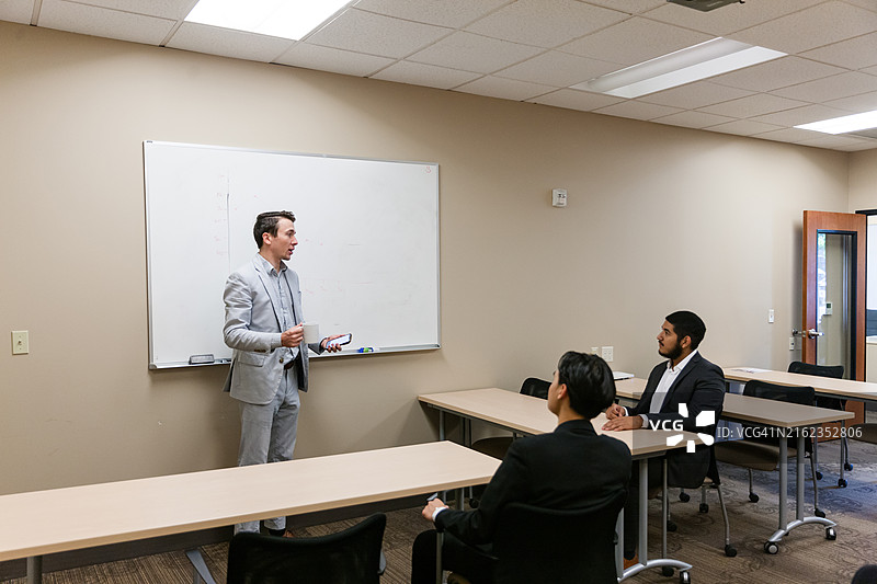 办公室里的商业策略会议演示图片素材