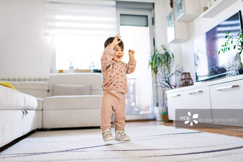 女婴的最初步伐图片素材