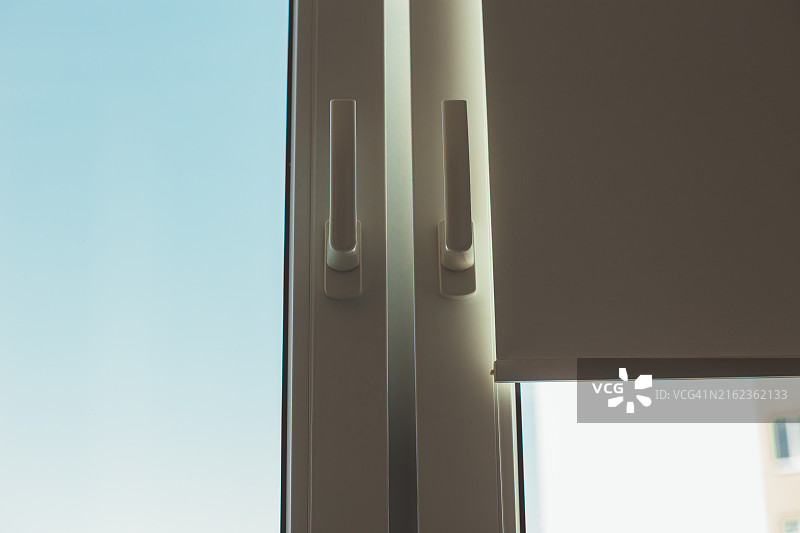 带百叶窗的窗户，室内视角图片素材