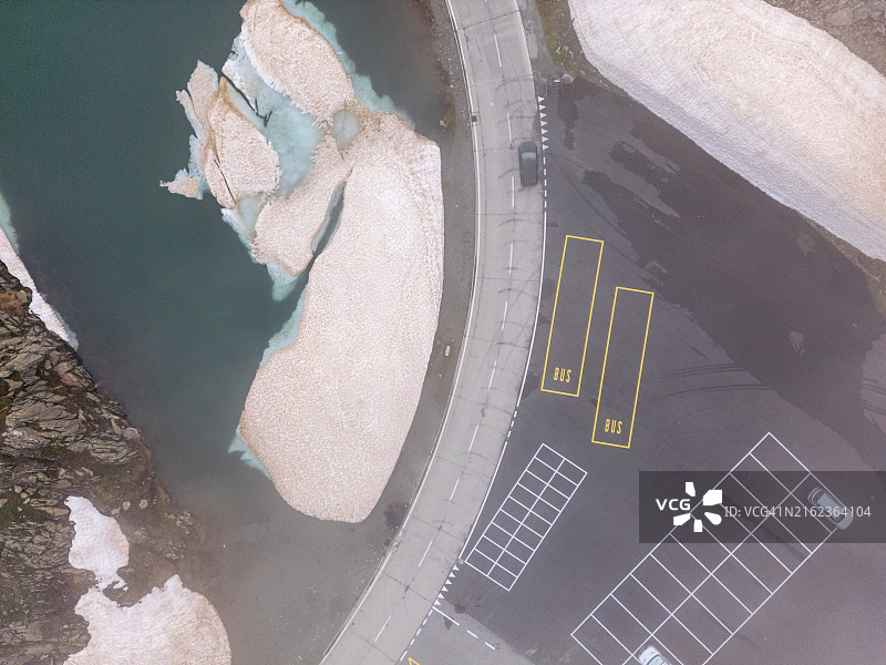 山地湖泊融冰附近巴士停车场鸟瞰图图片素材