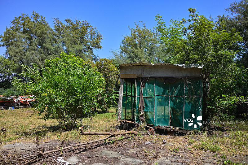 荒野中废弃的棚屋图片素材