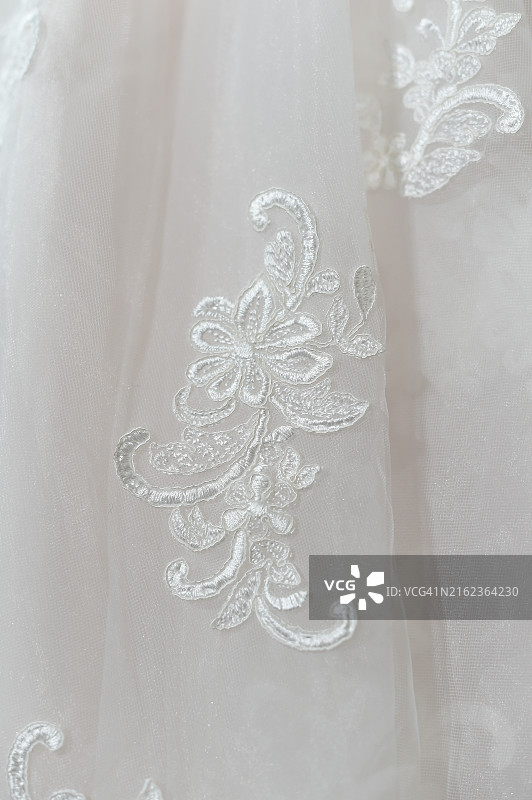 白色婚纱上的图案特写图片素材