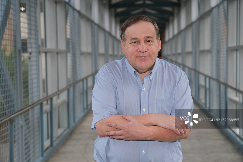 患有自闭症的男子做手势图片素材