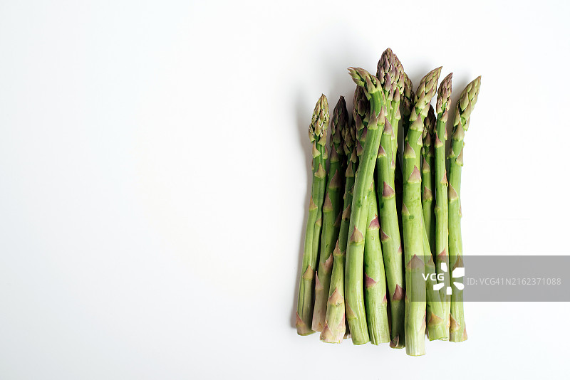 一束新鲜芦笋：美味健康的生态农产品蔬菜图片素材
