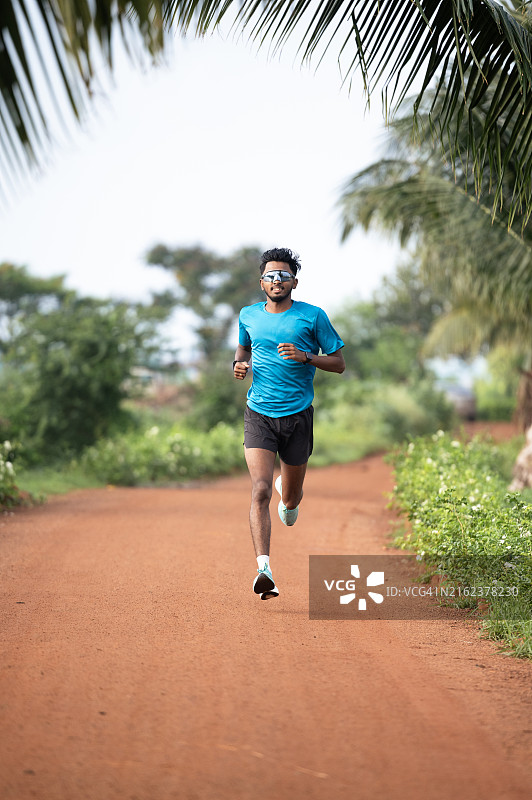 充满活力的早晨跑步图片素材