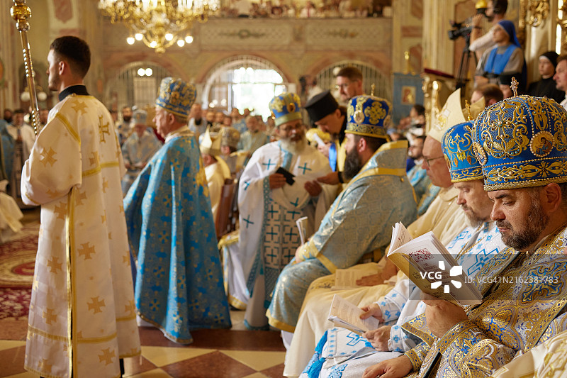 华丽大教堂内，神职人员列队行进图片素材