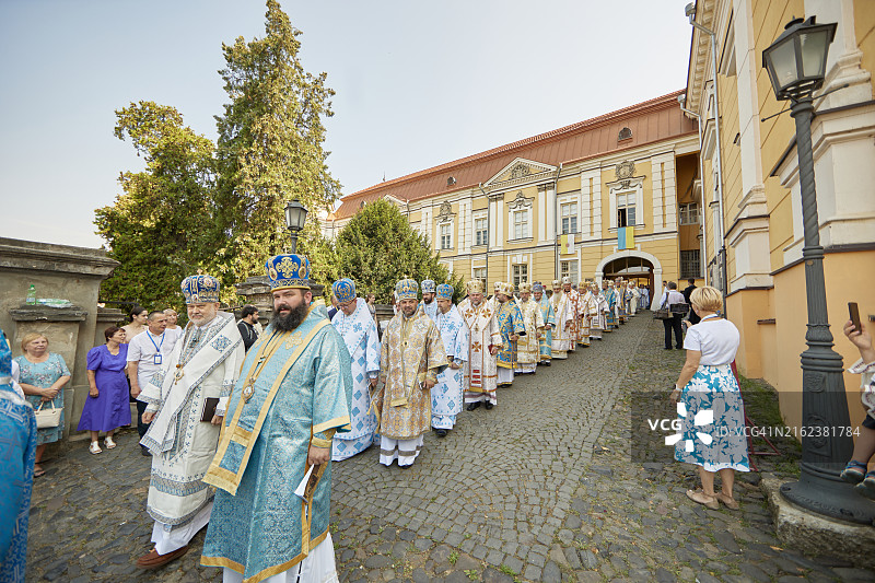阳光明媚的夏日，乌日霍罗德圣十字架大教堂的宗教活动图片素材