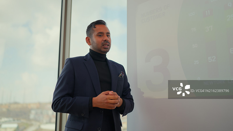 在现代办公室做商务演示的年轻商人图片素材