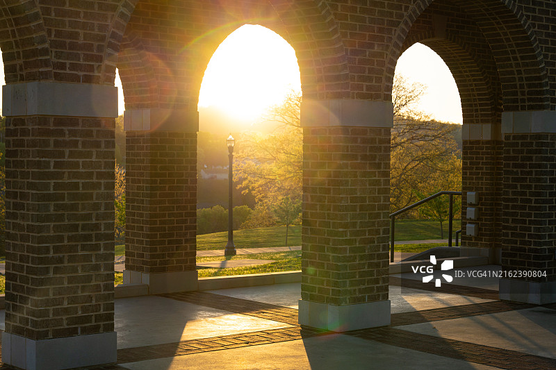 历史悠久的莫里斯敦学院砖砌柱廊图片素材