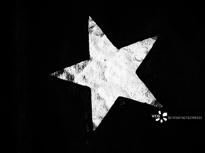 巴黎一老教堂金属门上的玻璃星特写，黑白纹理图片素材