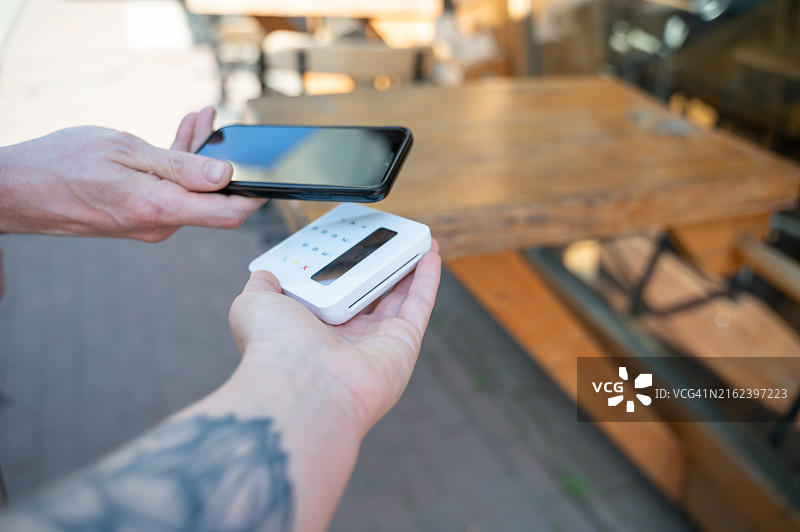 服务员手持支付终端图片素材