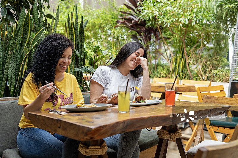 年轻女性在餐厅一起享用午餐图片素材