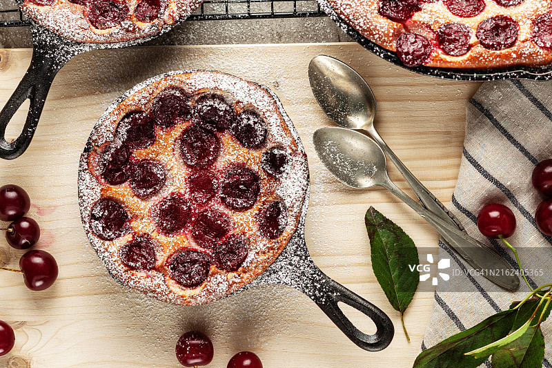 樱桃克拉芙蒂 - 传统法式甜水果甜点。带樱桃的蛋糕。樱桃蛋糕。酸樱桃蛋糕。樱桃克拉芙蒂图片素材