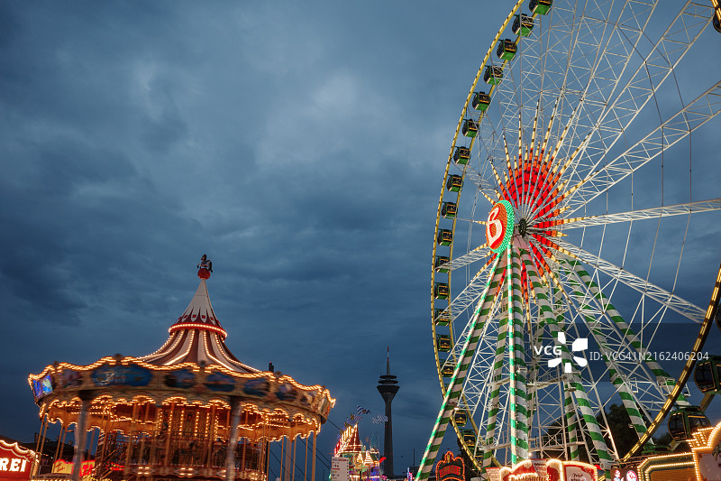德国杜塞尔多夫莱茵狂欢节上的旋转木马和摩天轮图片素材