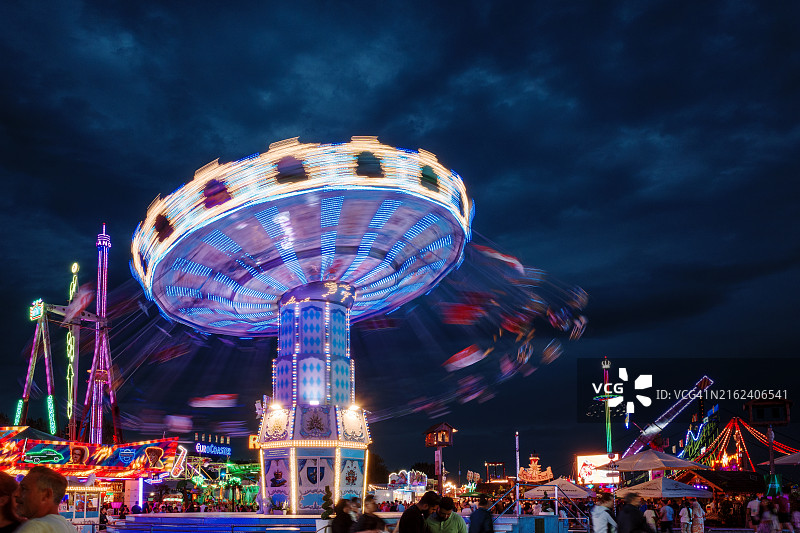 游乐园里的旋转木马图片素材