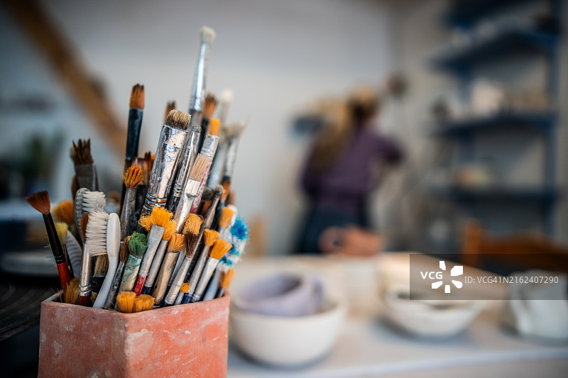 陶瓷工作室画笔特写图片素材