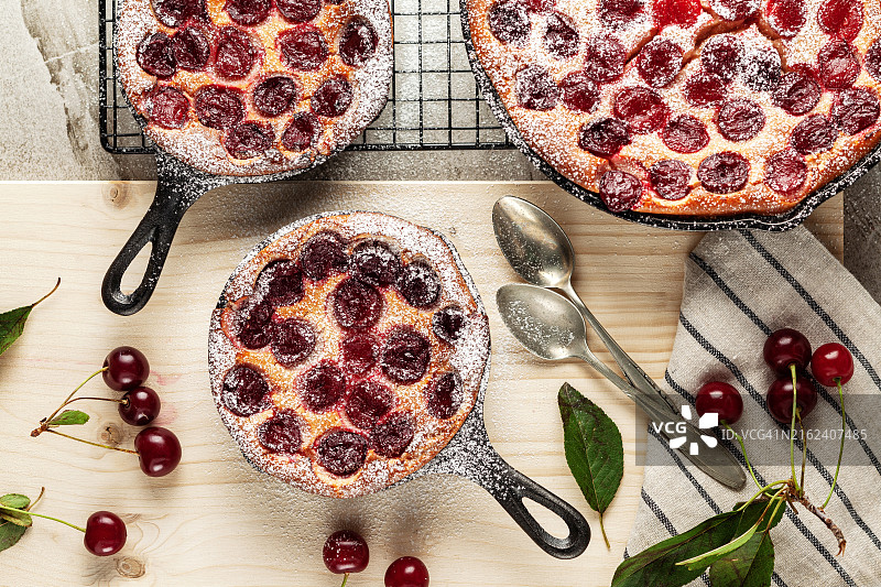 樱桃克拉芙蒂 - 传统法式甜水果甜点。带樱桃的蛋糕。樱桃蛋糕。酸樱桃蛋糕。樱桃克拉芙蒂图片素材