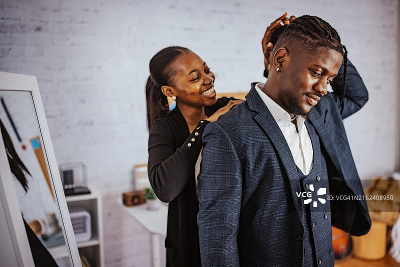 姐姐帮弟弟准备舞会之夜图片素材