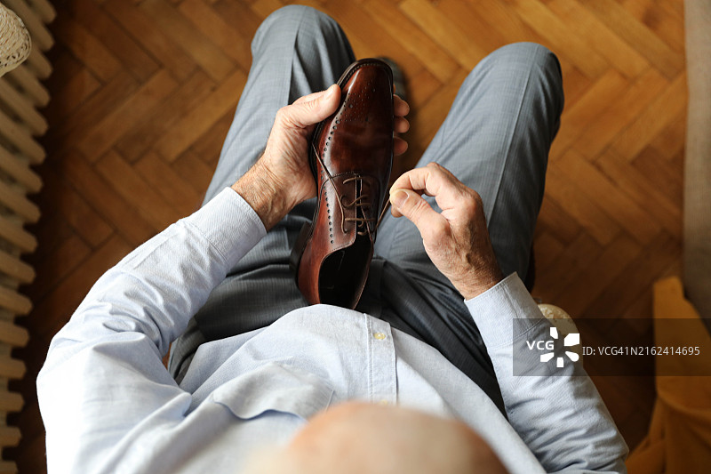 一只手在系鞋带图片素材