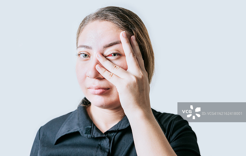 眼睛不适的人，眼睛疼痛的人，患有结膜炎的女子，眼疲劳的女孩图片素材