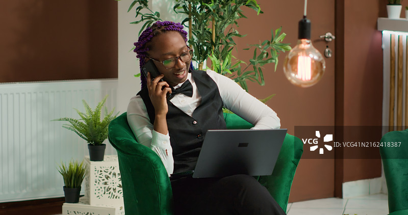 酒店礼宾部在酒店大堂为客人办理入住图片素材