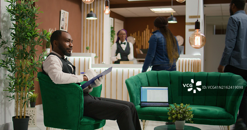 酒店礼宾部在酒店大堂为客人办理入住图片素材