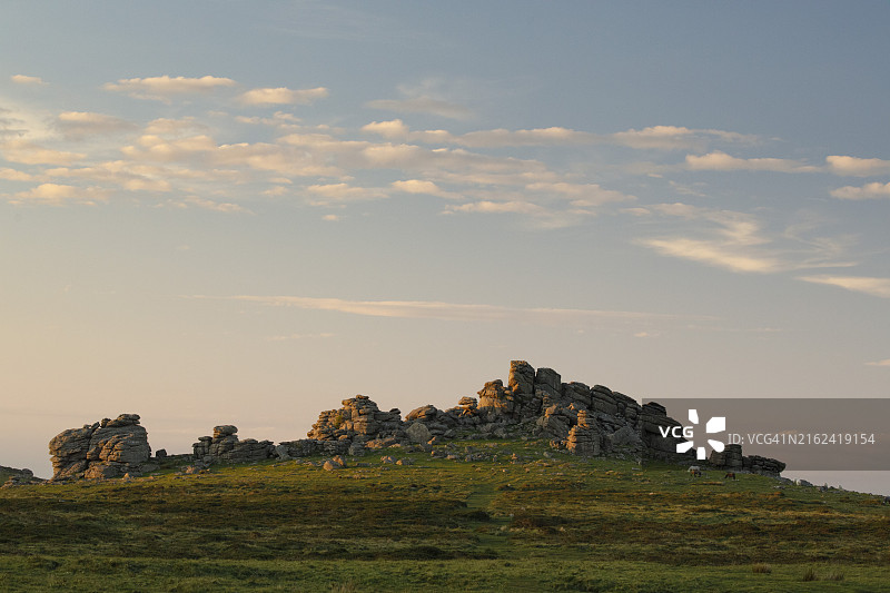 德文郡达特穆尔Hound Tor的傍晚光线图片素材