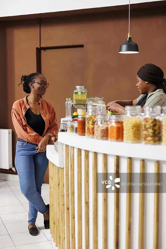 零浪费商店，有机超市，各种顾客和员工图片素材