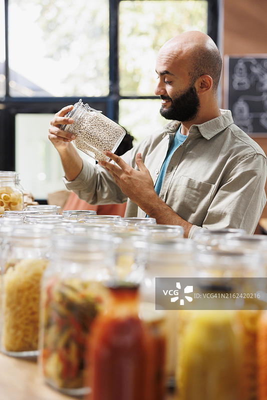 零浪费商店，有机超市，各种顾客和员工图片素材