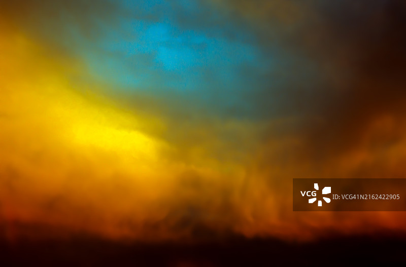 戏剧性天空中的美丽云彩图片素材