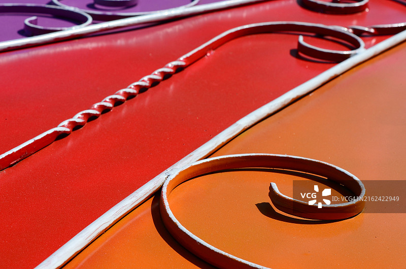 锻造图案彩色墙面的金属纹理图片素材