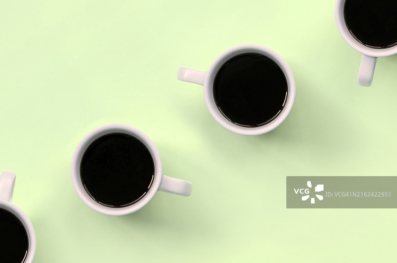 浅色背景上的白色咖啡杯图片素材