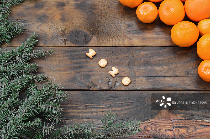 橘子、饼干数字2020和杉树枝，带文案空间图片素材