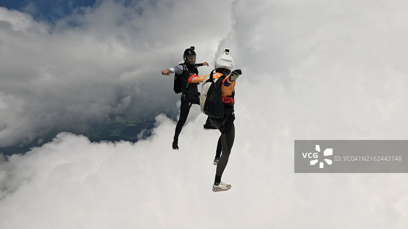 高空跳伞者在空中面对面图片素材