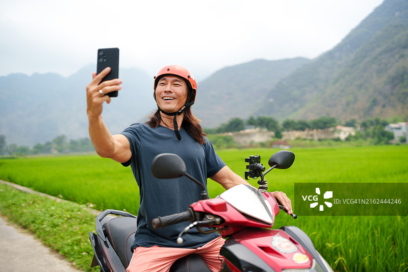 在越南自拍的男人图片素材