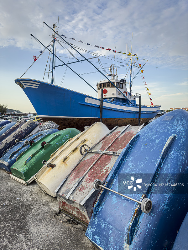 洪达里比亚码头上的渔船图片素材