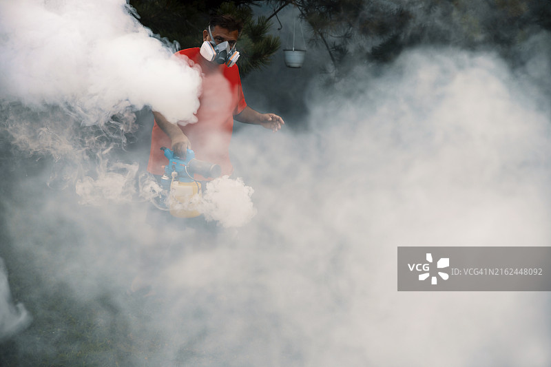 男子喷洒药物灭蚊图片素材