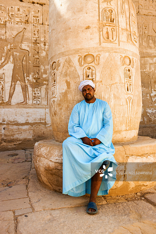 在古埃及神庙休息的埃及男人图片素材