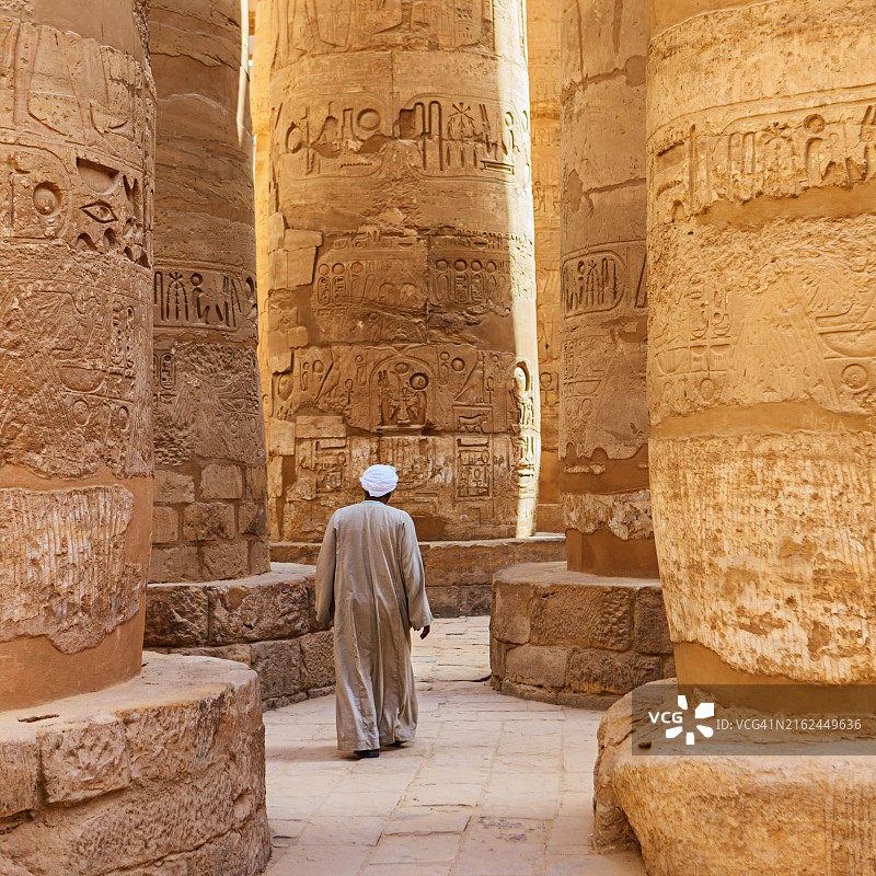 埃及古庙里的埃及男人图片素材