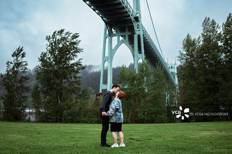 一对深情的情侣在公园里图片素材