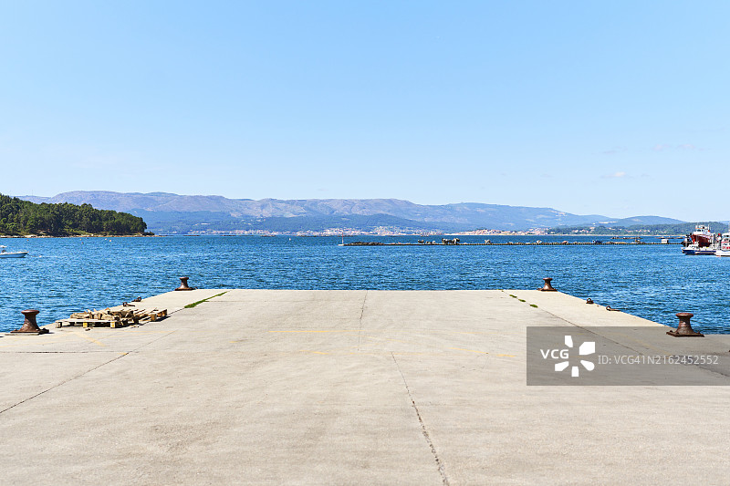 码头正面图，空金属系泊柱，背景是海图片素材