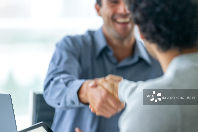 两位商人握手达成合作图片素材