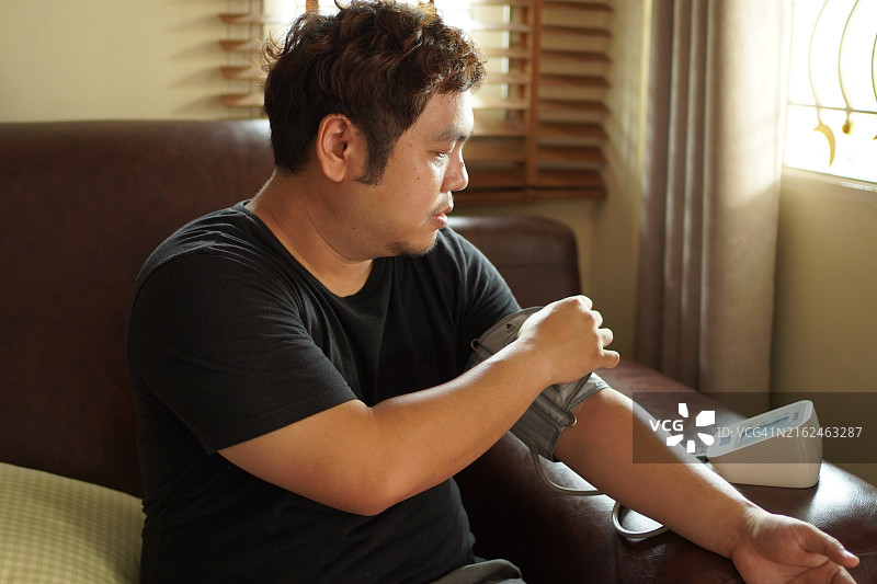 男人坐着检查血压图片素材