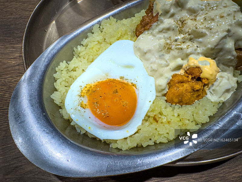 藏红花米饭配荷包蛋、印度炸鸡和塔塔酱图片素材