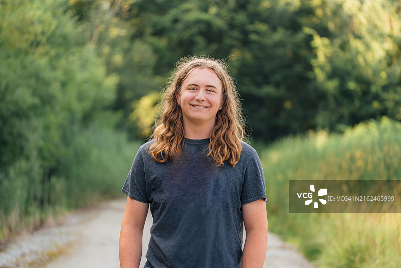 大自然中的青少年男孩图片素材