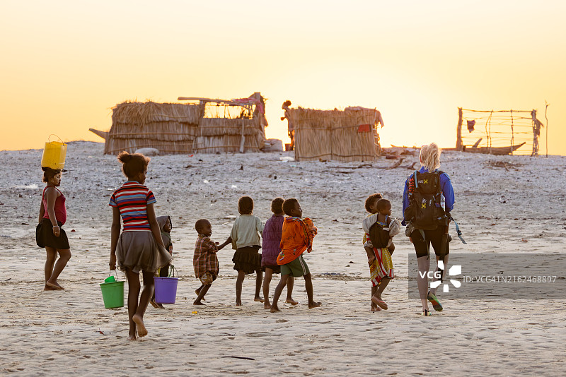 马达加斯加村庄向导日落探险图片素材